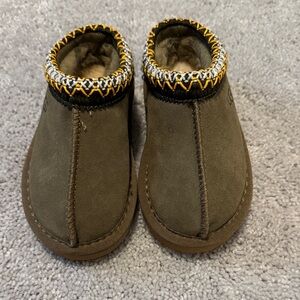 Cozy Toddler Slippers size 6C
